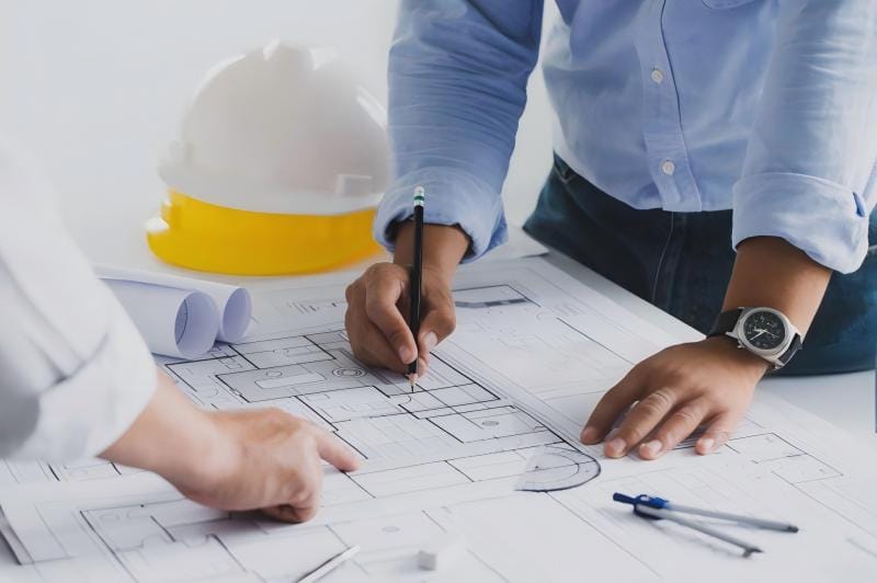 Diseñadores elaborando ingeniería de detalle para instalaciones de energía renovable