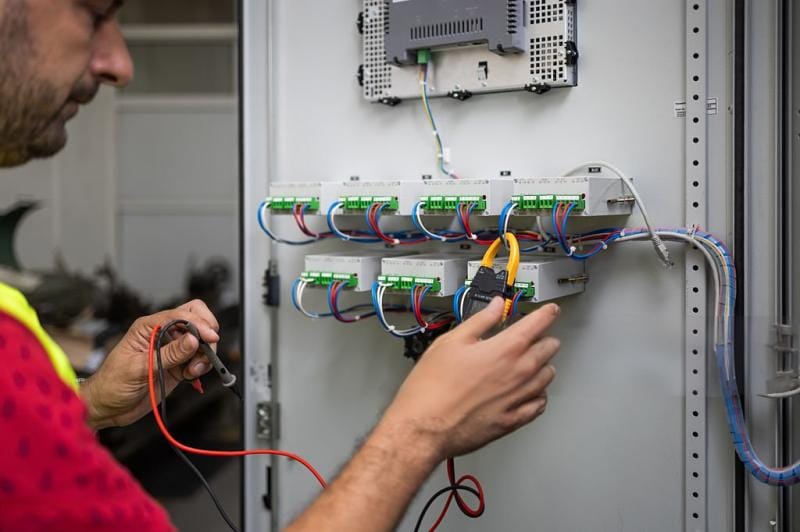 Técnico realizando montaje eléctrico para puesta en marcha de instalación energética