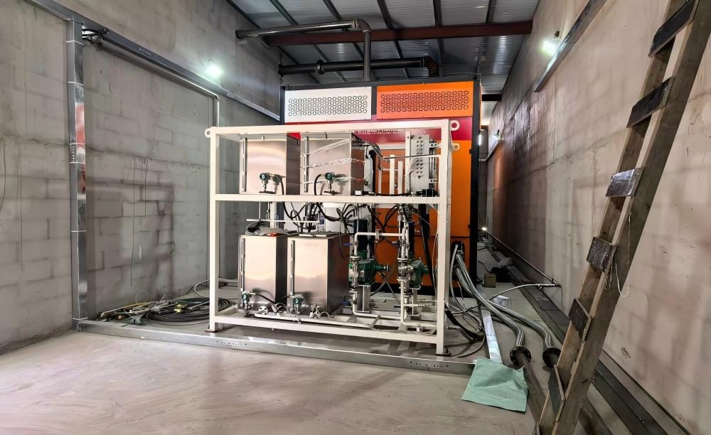 Equipo generador de hidrógeno por reformado de metanol tipo skid montado en sala de instalación industrial